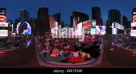 Vue panoramique à 360° de Panorama 360 degrés de Times Square New York au crépuscule avec publicité lumineuse conseils scolaires et les touristes à prendre des photos.