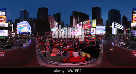 Vue panoramique à 360° de Panorama 360 degrés de Times Square New York au crépuscule avec publicité lumineuse conseils scolaires et les touristes à prendre des photos.