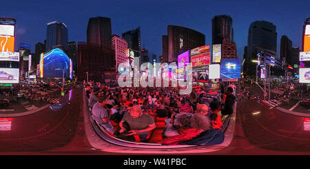 Vue panoramique à 360° de Panorama 360 degrés de Times Square New York au crépuscule avec publicité lumineuse conseils scolaires et les touristes à prendre des photos.