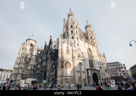 Vienne, Autriche - 17 juin 2019 : ancienne cathédrale catholique et quelques personnes à Wien Banque D'Images