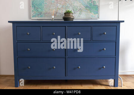 Commode bleu dans la chambre. Meubles en bois vase avec dans la chambre Banque D'Images