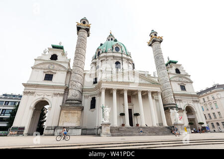 Vienne, Autriche - 17 juin 2019 : Karlskirche église baroque. Rektoratskirche Borromaus Saint Karl église et quelques personnes Banque D'Images