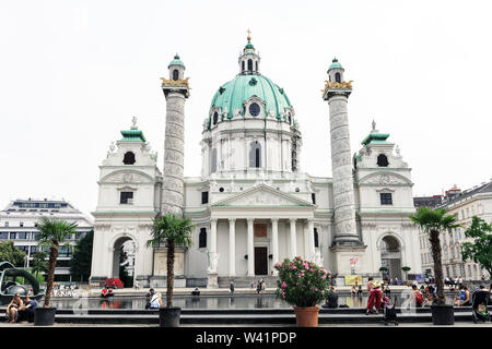 Vienne, Autriche - 17 juin 2019 : Karlskirche église baroque. Rektoratskirche Borromaus Saint Karl église et quelques personnes Banque D'Images