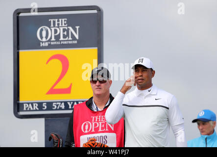 USA's Tiger Woods sur le 2ème tee pendant la deuxième journée de l'Open Championship 2019 au Club de golf Royal Portrush. Banque D'Images