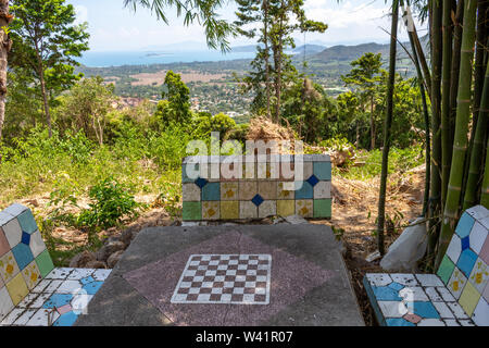 Table avec échiquier entouré par la jungle sur l'île de Koh Samui en Thailande Banque D'Images