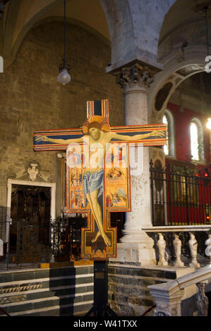 Italie, Toscane, Pistoia, cathédrale San Zeno, croix de bois, façonnée et peinte à la détrempe, sur le côté de Christ, il y a six histoires de la Passion. Banque D'Images