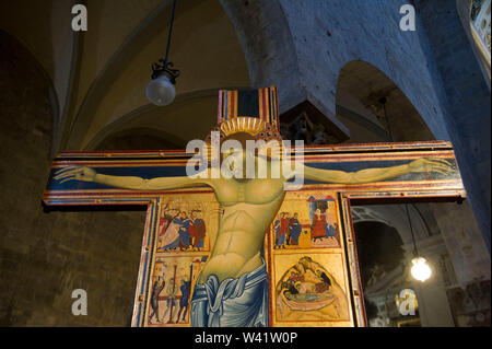 Italie, Toscane, Pistoia, cathédrale San Zeno, croix de bois, façonnée et peinte à la détrempe, sur le côté de Christ, il y a six histoires de la Passion. Banque D'Images