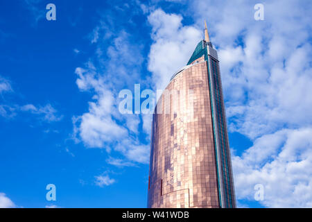 Bussines moderne bâtiment Architecture avec ciel bleu et nuages Banque D'Images