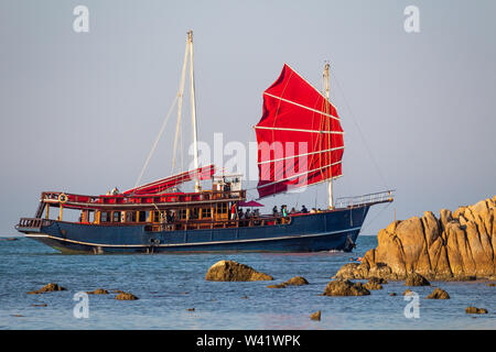 Style Pirate voile transportant les touristes en croisière sur l'île de Koh Samui en Thailande Banque D'Images