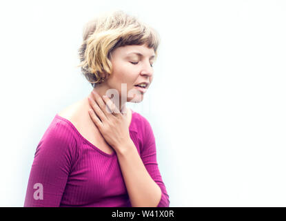 Maux de gorge. Femme Malade souffrant de douleur à l'ingestion, en touchant le cou avec la main. Femme pris froid. Santé, médecine et Concept. Banque D'Images