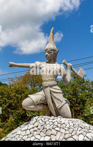 Sculpture d'un guerrier avec une hache au milieu de la jungle sur l'île de Koh Samui Banque D'Images