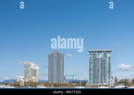 Image de deux tours d'habitation et de ciel bleu profond Banque D'Images