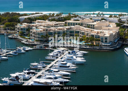 Bateaux dans la marina à Surfers Paradise, Queensland, Australie Banque D'Images