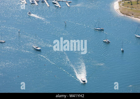 De nombreux bateaux Image salining à travers les eaux bleu profond sur une journée ensoleillée Banque D'Images