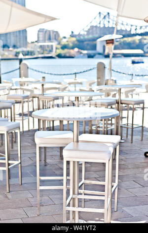 Compte tenu de l'étroite blanches rondes chaises et tables à manger à l'extérieur dans le patio ou à côté de la rivière côté eau de ville Brisbane, Queensland, Australi Banque D'Images