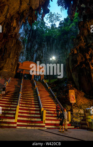 Grottes de Batu Kuala Lumpur / Malaisie : escalier menant au temple hindou de la grotte de Batu Caves de la Malaisie. Banque D'Images