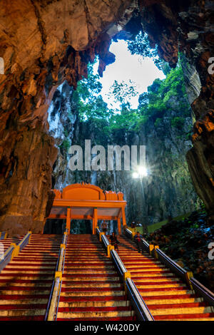 Grottes de Batu Kuala Lumpur / Malaisie : escalier menant au temple hindou de la grotte de Batu Caves de la Malaisie. Banque D'Images