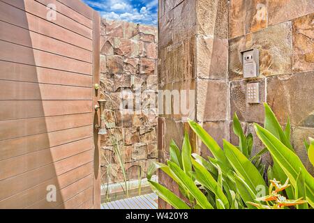 Mur de pierre entrée avec une vieille porte en bois dans la chambre de luxe Banque D'Images