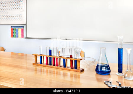 Articles de laboratoire sur la table en bois, y compris la science bécher et tubes à essai de l'échantillon Banque D'Images