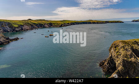 En regardant son Ramsey du haut des falaises de St Justinians, Pembrokeshire, Pays de Galles du Sud Banque D'Images