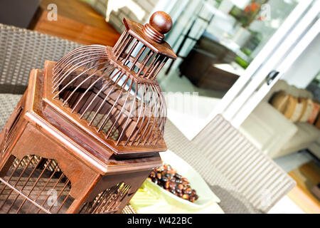 L'élément décoratif en bois faites comme un oiseau en cage en bois dans une chambre de luxe. Cela peut être un élément en bois traditionnel utilisation dans la religion d'Asie Banque D'Images