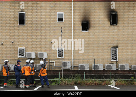 Kyoto, Japon. 19 juillet, 2019. Les pompiers travaillent à un studio d'Animation de Kyoto après la construction d'un incendie criminel à Kyoto, Japon, Juillet 19, 2019. Le motif derrière un prétendu incendie criminel dans un studio d'Animation Kyoto Co. à l'ouest du Japon, qui a tué 33 personnes un jour plus tôt, peut-être le vol d'idées, les sources a dit vendredi. Les médias locaux citant des sources d'enquête, a déclaré qu'un 41-year-old man appréhendés au cours de l'auteur présumé de l'incendie criminel a dit à la police qu'il a commencé l'incendie sur le studio de trois étages parce que la société 'stole un roman." Crédit : Du Xiaoyi/Xinhua/Alamy Live News Banque D'Images