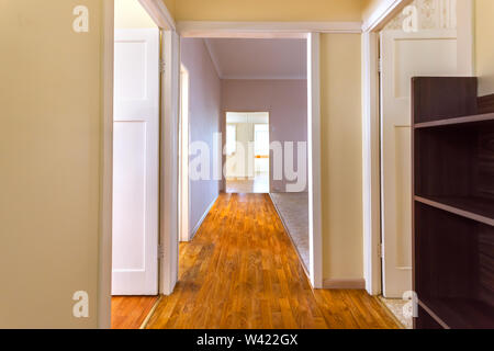 Couloir vide avec plancher en bois dans une grande maison de nombreuses chambres communicantes Banque D'Images