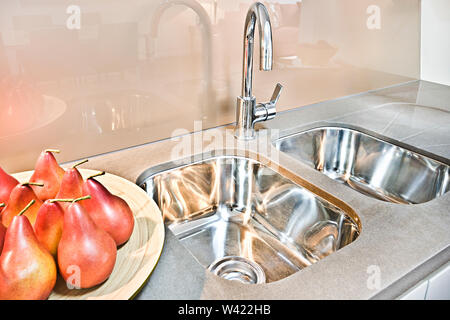 Lavabo de luxe design, le garde-manger placard près de fruits, photo gros plan, évier est très propre et brillante, éclairs sont parfaits, à motifs colorés Banque D'Images