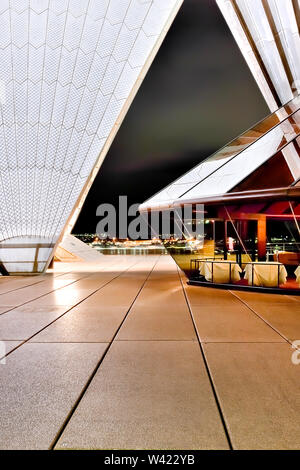 Sydney Opera House carrelage brillant à l'intérieur avec le toit blanc fait à partir d'un modèle et le mur de verre Banque D'Images