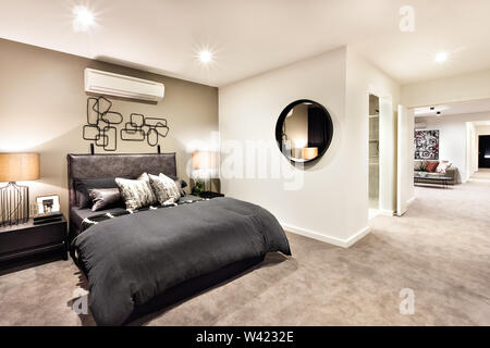 Chambre moderne avec un couloir d'autres salles et illuminé par des feux de nuit Banque D'Images
