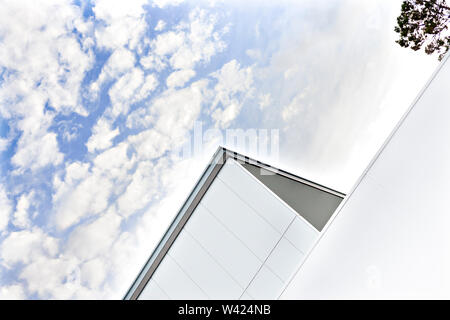 Vue du toit du bâtiment moderne avec des nuages blancs et ciel bleu comme un ce qui montre l'angle des murs des pièces Banque D'Images