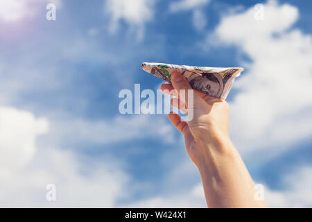 Sur le plan de l'argent sur les doigts avec les nuages ciel Banque D'Images