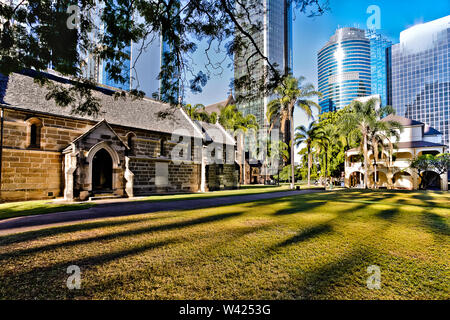 Bâtiment ancien et gratte-ciel moderne avec jardin, à côté de palmiers et d'arbres Banque D'Images