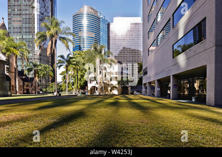 Jardin moderne avec des bâtiments de la ville, y compris les palmiers et gratte-ciel Banque D'Images