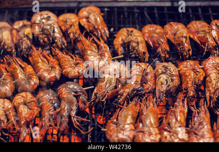 Barbecue de fruits de mer crevettes grillées sur le feu et de grillage Banque D'Images