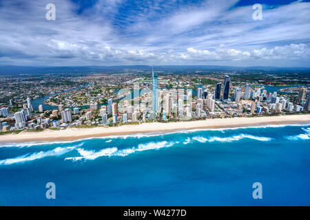 Ville côtière paisible dans le Queensland, en Australie, au-dessus de Surfers Paradise, Banque D'Images