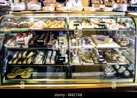 Gâteaux de bonbons avec vitrine en hôtel de luxe, il y a beaucoup d'aliments savoureux ici, de pains et de brioches peuvent également voir sur les tables Banque D'Images