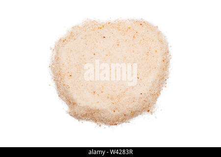 Sel de l'himalaya bunch, isolés, Close up, macro, vue d'en haut. Saveurs nourriture spice teinte rosée. Utilisé pour les produits de digestion, purificateur d'air et de sommeil l'indu Banque D'Images