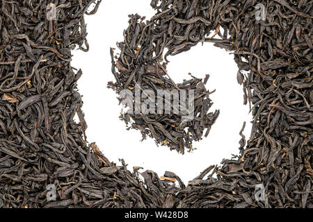 Lapsang Souchong, en forme de spirale, Close up. Thé noir de Chine fumé utiliser pour la perte de poids, de caféine et d'amélioration de la santé cardiovasculaire. Banque D'Images