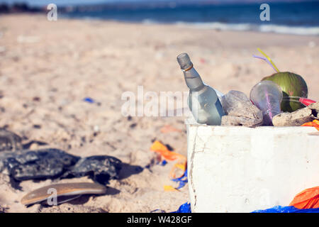 Pollutions et poubelles dans la mer et sur la plage Banque D'Images