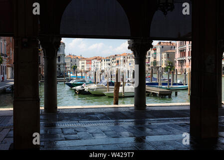 Vue sur le Grand Canal avec des bateaux de l'intérieur de la zone couverte près d'un marché aux poissons, Venise, Italie Banque D'Images