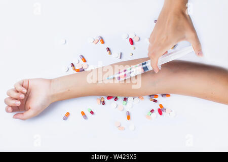 Les mains avec seringue médicale avec pills faire injecter dans la veine isolated on white Banque D'Images