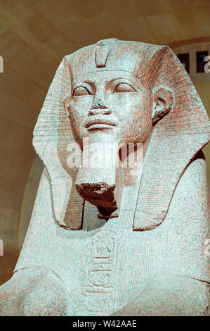 Statue égyptienne au Louvre. Univers Art et Culture Banque D'Images