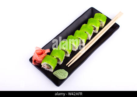 Sushi roll sur la plaque noire - style japonais Banque D'Images