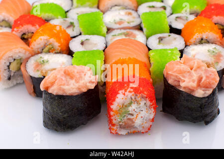 Grand ensemble de divers Maki Sushi isolé sur fond blanc. La nourriture traditionnelle Japaniese Banque D'Images