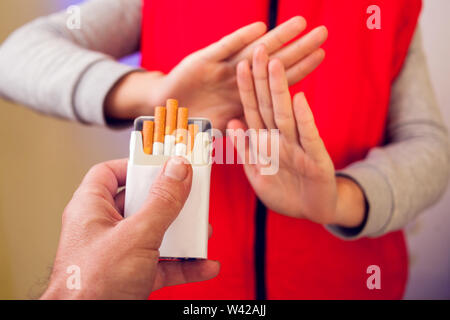 Concept d'arrêter de fumer. Part refuse l'offre de cigarettes. Arrêter de fumer et concept healtcare Banque D'Images