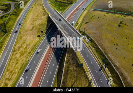 Drone aérien vue de motion blurred trafic sur une nouvelle route à deux voies, la construction de routes Banque D'Images