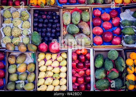 Les fruits colorés sur le marché. Fond d'été lumineux. Alimentation saine. Banque D'Images