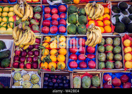 Les fruits colorés sur le marché. Fond d'été lumineux. Alimentation saine. Banque D'Images