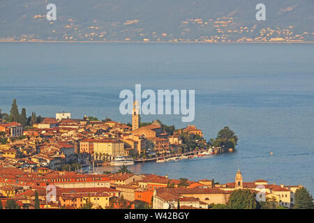 Vue aérienne de la ville Salo au lac de Garde en Italie Banque D'Images